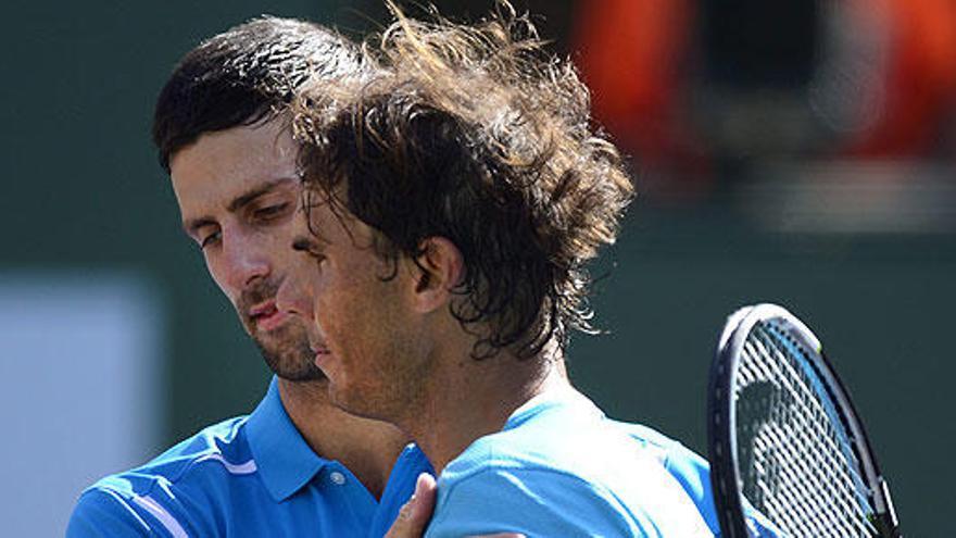 Novak Djokovic y Rafa Nadal se saludan al finalizar el partido.