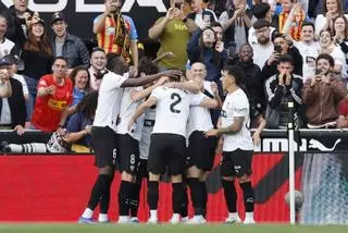 El Valencia gana un duelo clave y enciende las alarmas del Girona