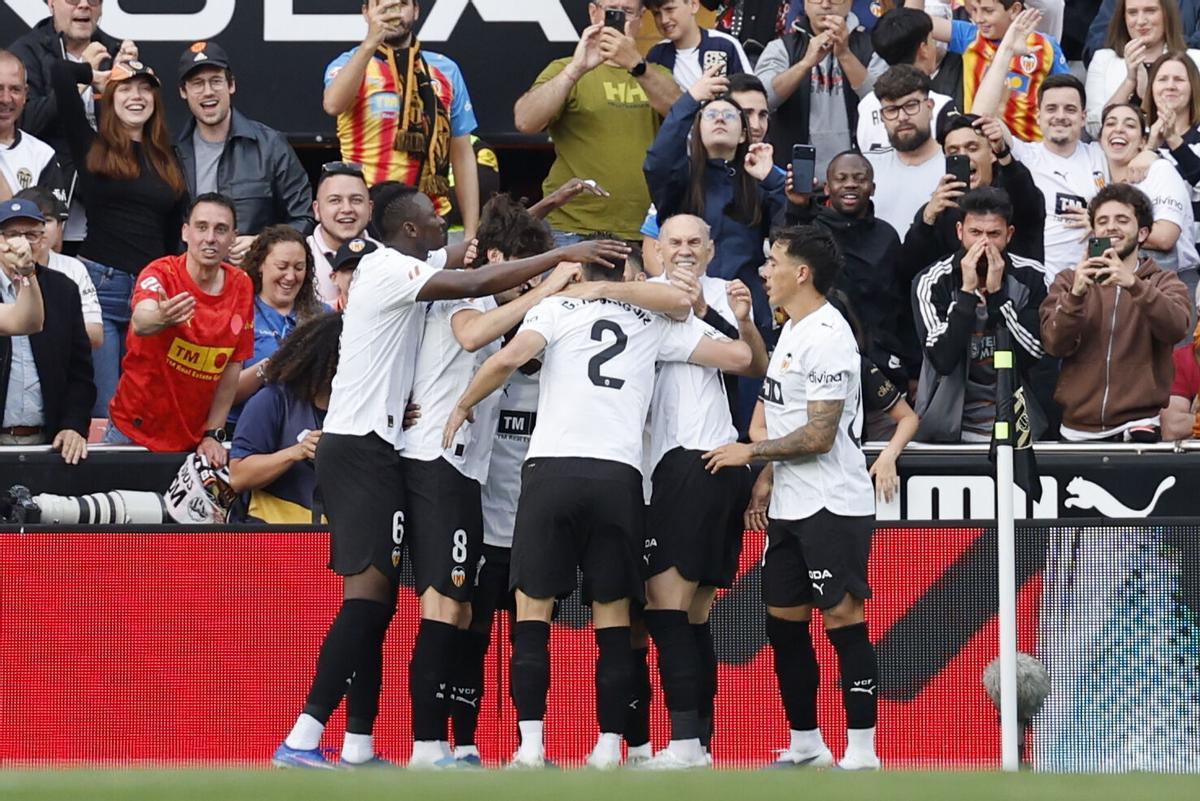 Los jugadores del Valencia celebran el gol de Ramazani ente el Girona.
