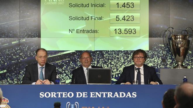 Paco Gento en el sorteo de entradas de la final de la Champions de 2017