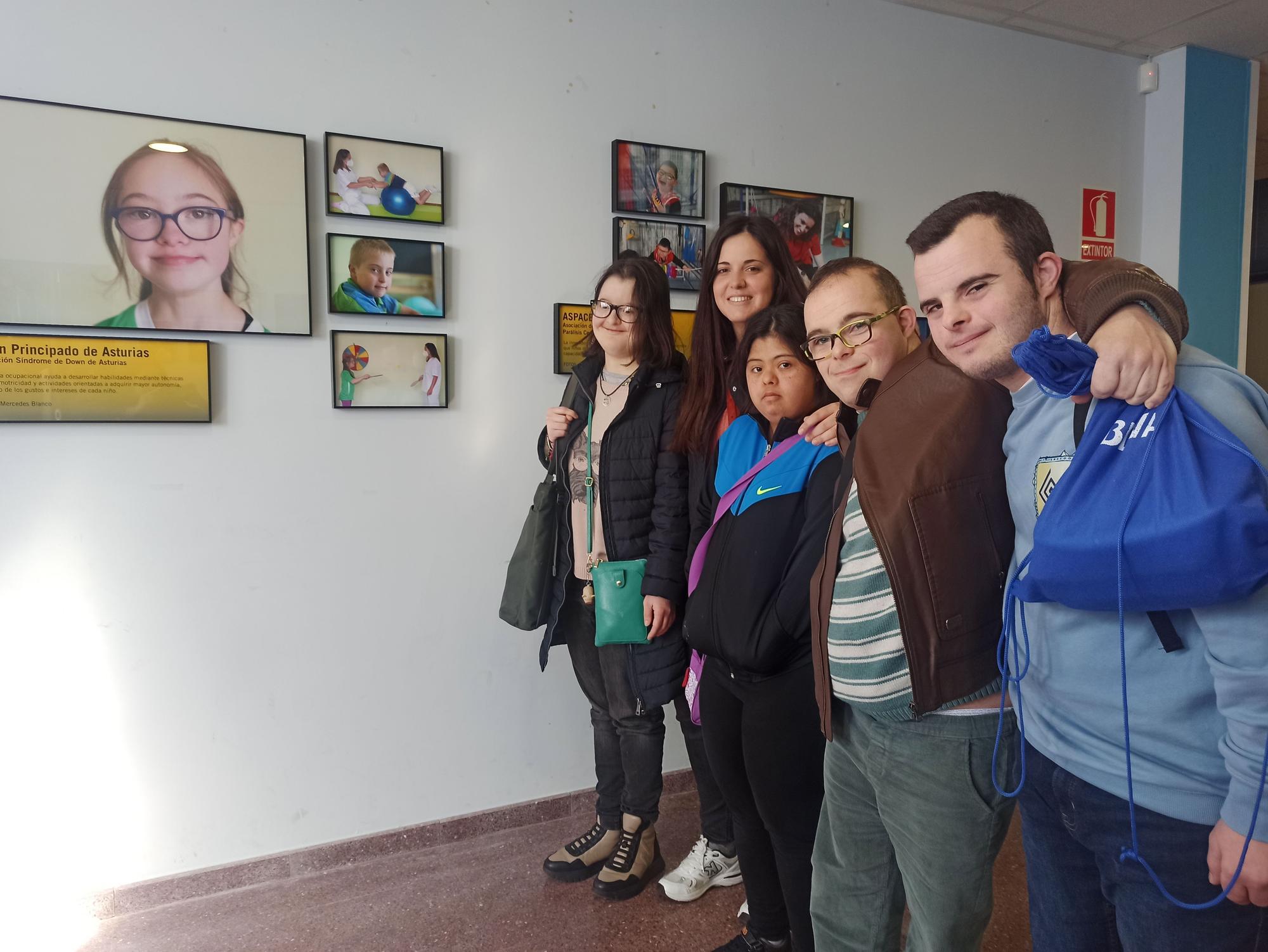 La exposición "Nuestros vecinos invisibles" sorprende a los alumnos del instituto de Llanera: "Es inspiradora"