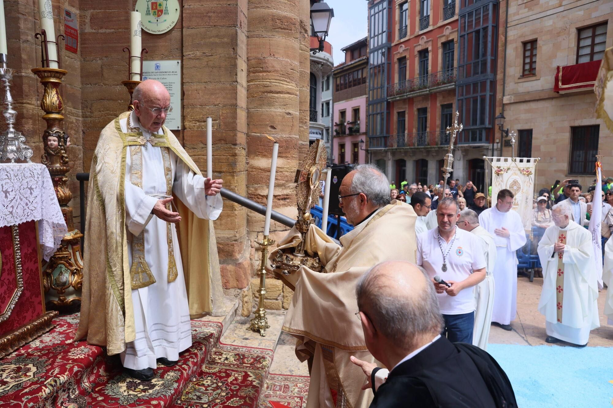Así fue la misa del Corpus Christi en la catedral de Oviedo.