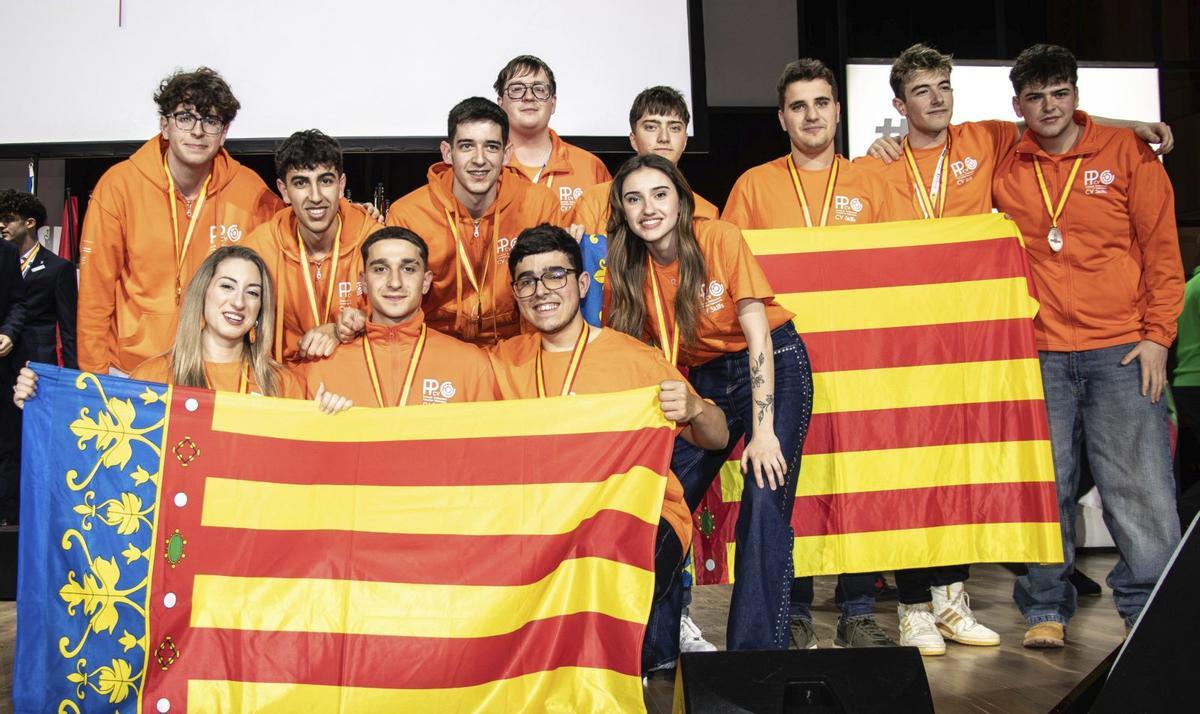 Dalt del tot l’or d’Álvaro Martínez i Adrià Hernández, de l’IES Bernat Guinovart d’Algemesí, en Sistemes Robòtics. Damunt estes línies l’or de Carrosseria, Carlos Gabriel Mantu, amb els seus companys de l’IES Benicalap. A la dreta Carla Almarcha, de l’IES El Pla d’Alacant, medalla d’or en Estètica. Davall Julen López, de l’IES La Canal de Petrer, plata en Refrigeració.  | MINISTERI D’EDUCACIÓ I FP/ IES BENICALAP/ INFORMACIÓN