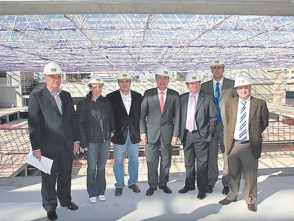 El alcalde visita las obras del centro acuático municipal en 2007.