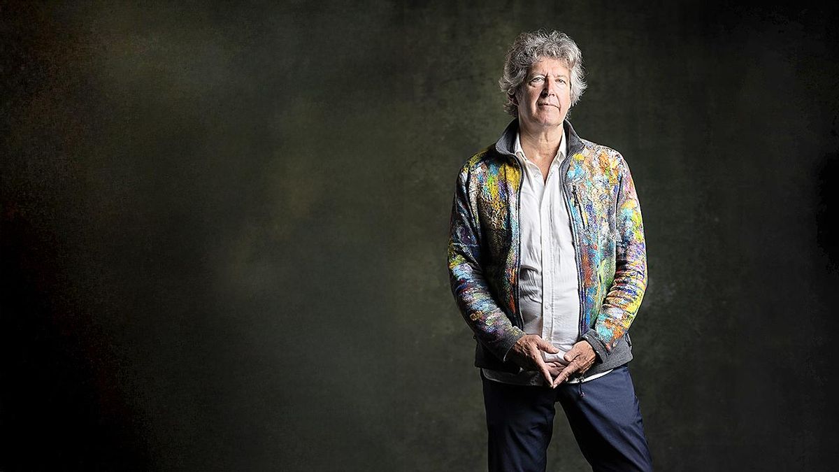 Raúl Velloso tras el objetivo.