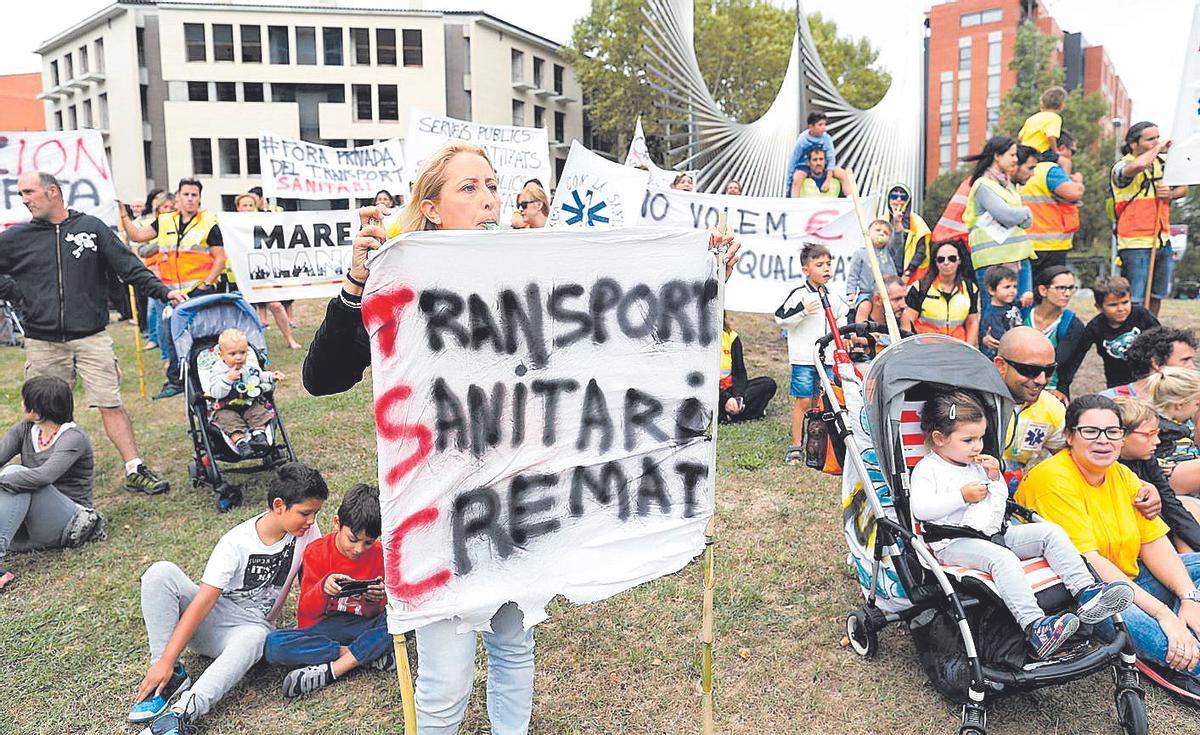 Personal de transport sanitari gironí durant una protesta l'any 2017.