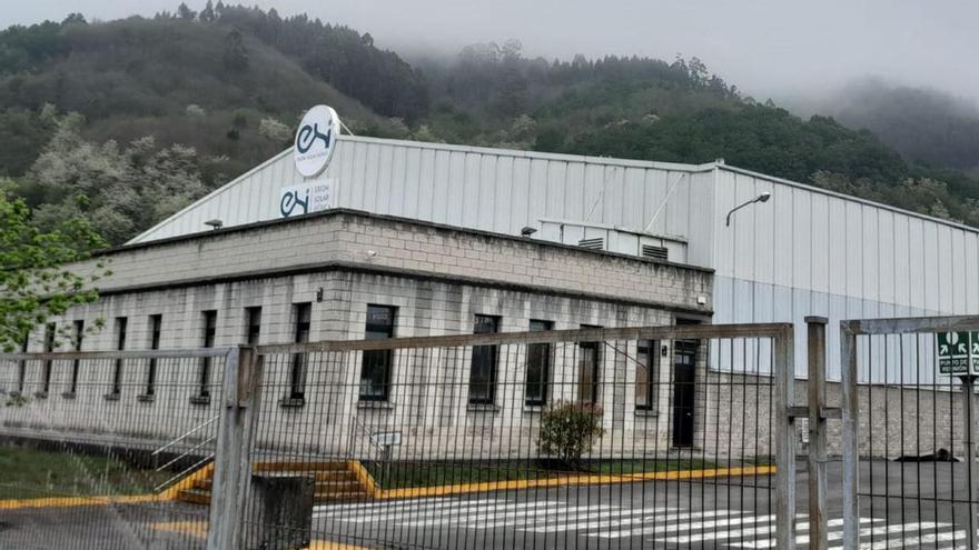 La antigua nave de Vesuvius, en la que ya luce el logo de Exiom Solar Ibérica. | L. M. D.