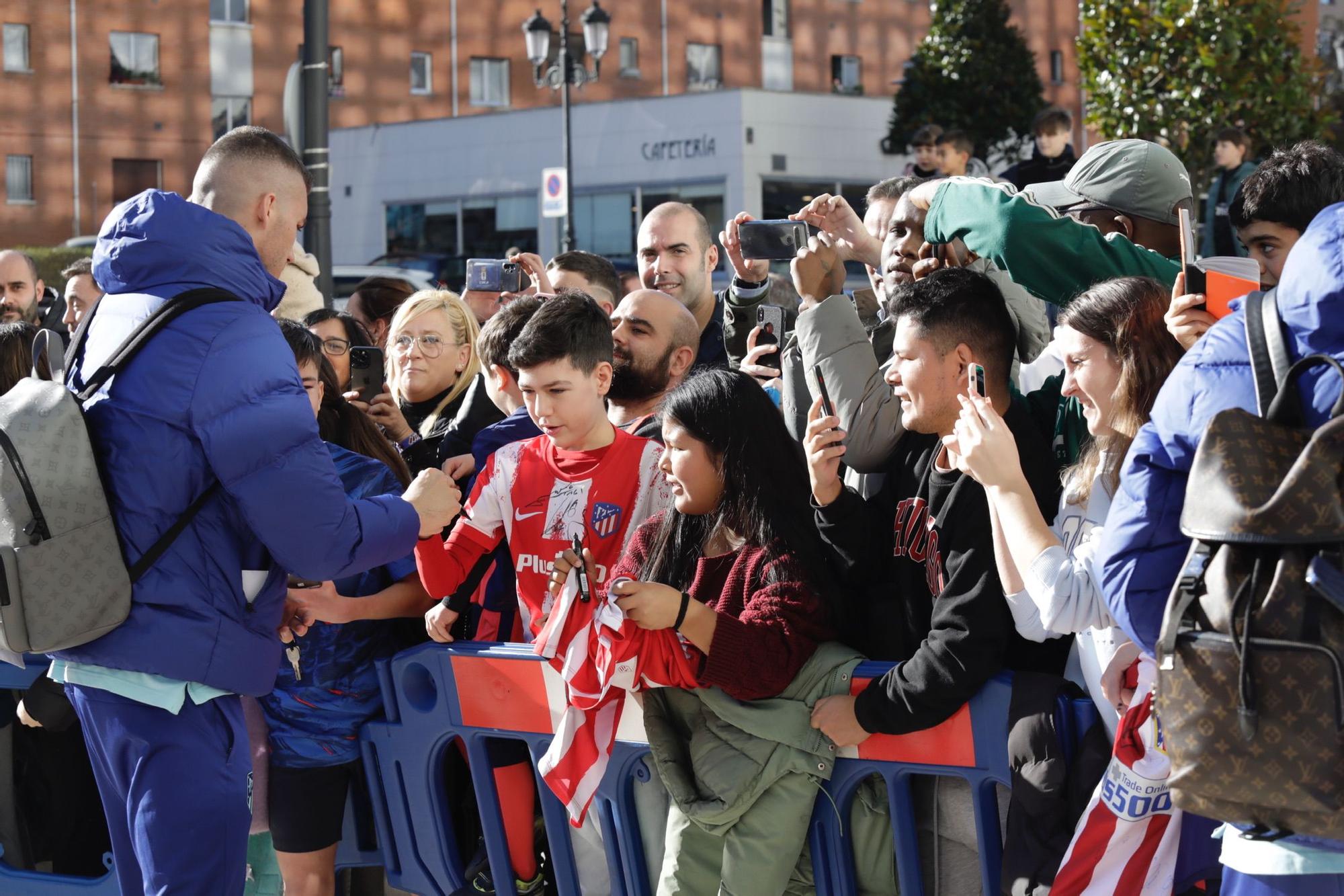 El Atlético de Madrid ya está en Oviedo: el Cholo, aclamado a su llegada por cientos de hinchas