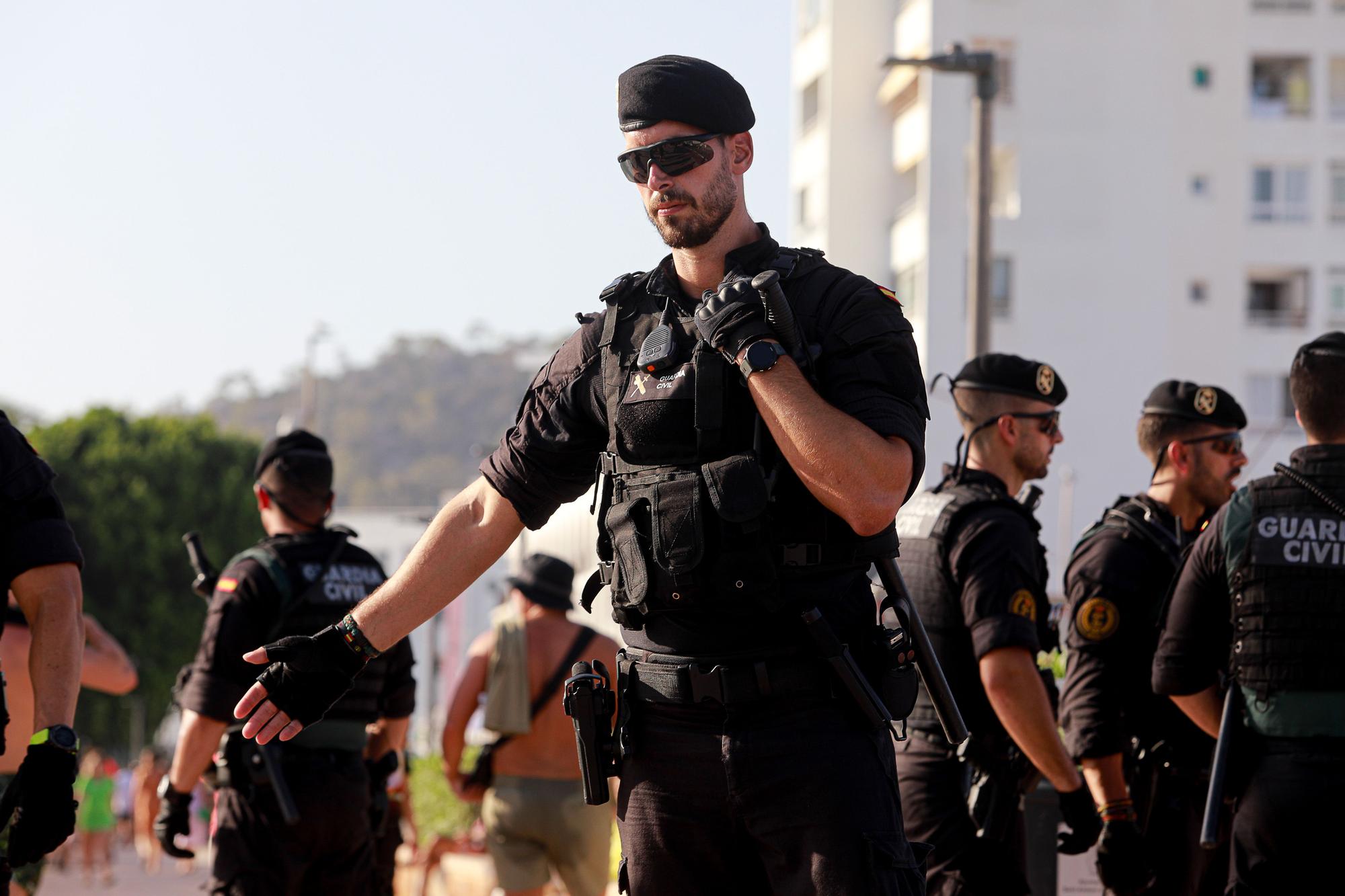 Galería de imágenes de la patrulla del Grupo de Acción Rápida de la Guardia Civil en Sant Antoni