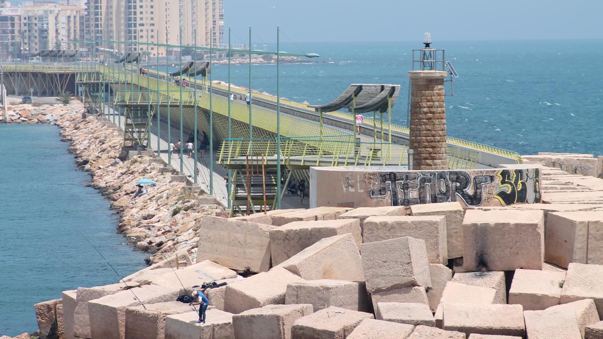 El paseo del dique de Levante tiene 1.800 metros liniales jalonados por la bahía de Torrevieja y el mar Mediterranéo