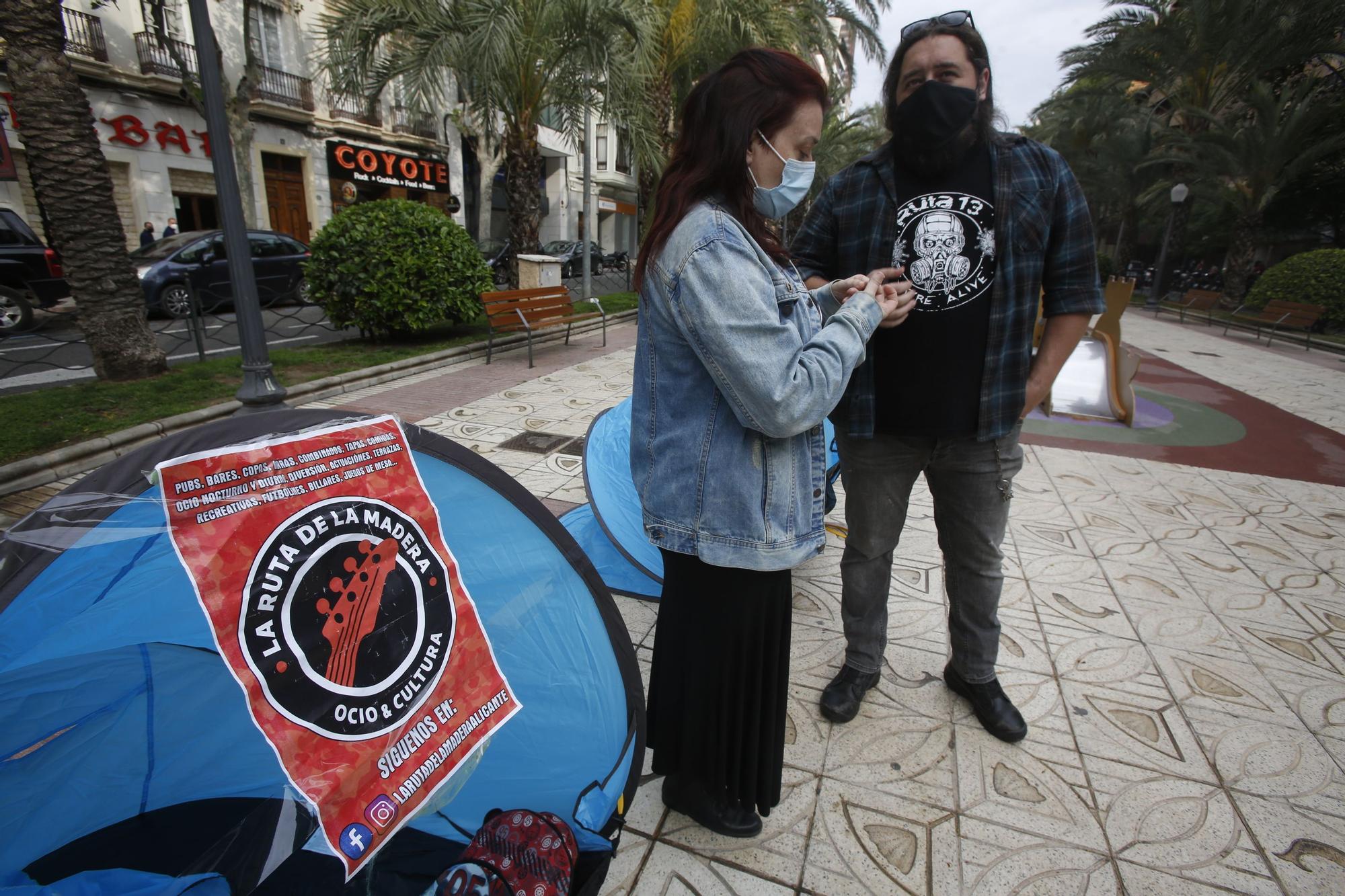 En Alicante la acampada está durante toda la mañana de hoy frente a la Casa de las Brujas y cacerolada.