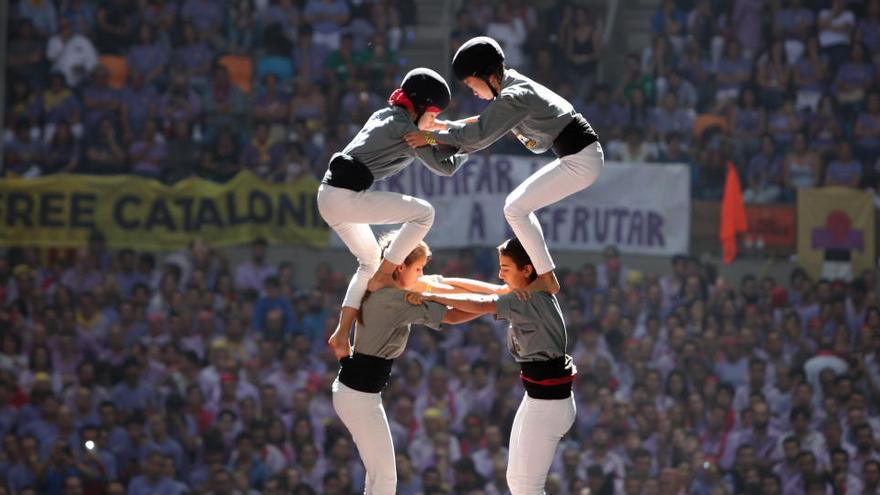 Els Castellers de Sants a punt de coronar el 2 de 9 amb folre i manilles en la tercera ronda del Concurs de castells de Tarragona amb el sol passant a través de la cúpula, el 7 d&#039;octubre de 2018