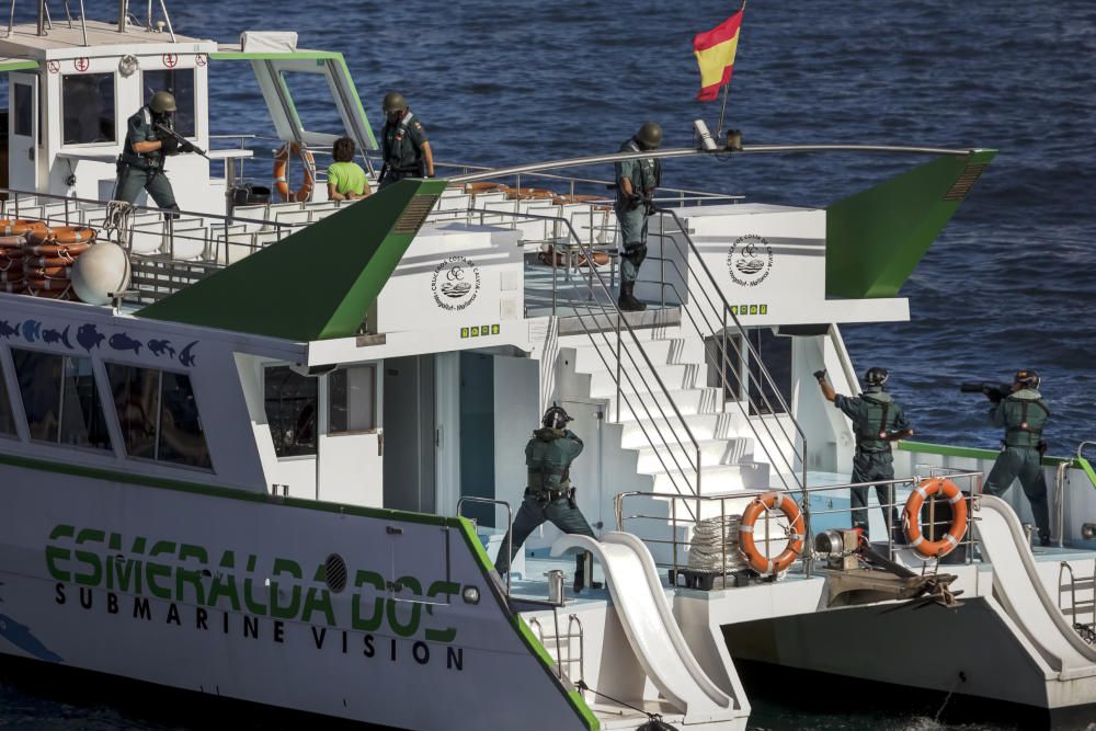 Polizeimanöver Guardia Civil stoppt Motorboot