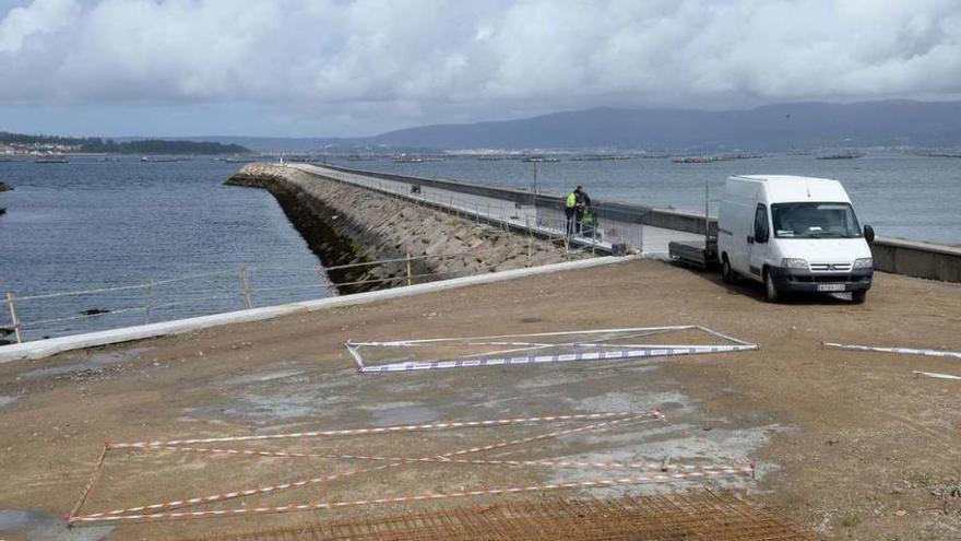 Instalación de la valla de seguridad en la dársena deportiva de Vilanova. // Noé Parga