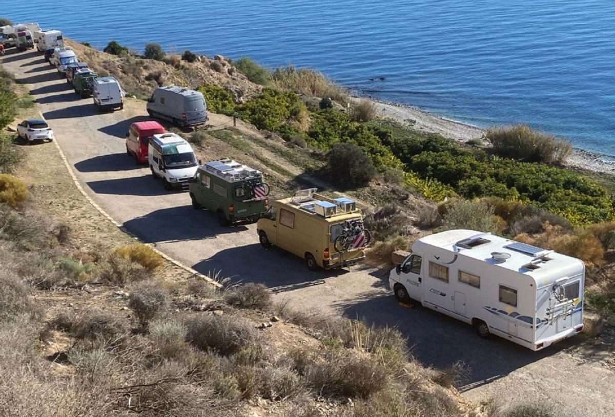 Un grupo de «casas rodantes» estacionadas en las calas del Paraje Natural de los Acantilados de Maro-Cerro Gordo. | L. O.