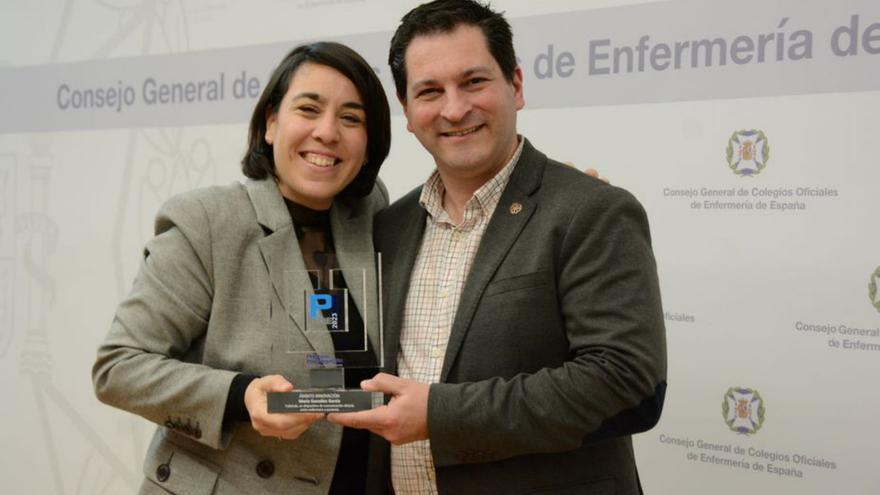 María González y Esteban Gómez, presidente del Colegio de Enfermería de Asturias, con el premio.