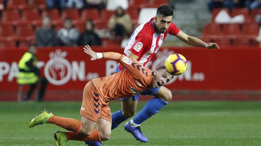 Álex Pérez, en un partido con el Sporting.