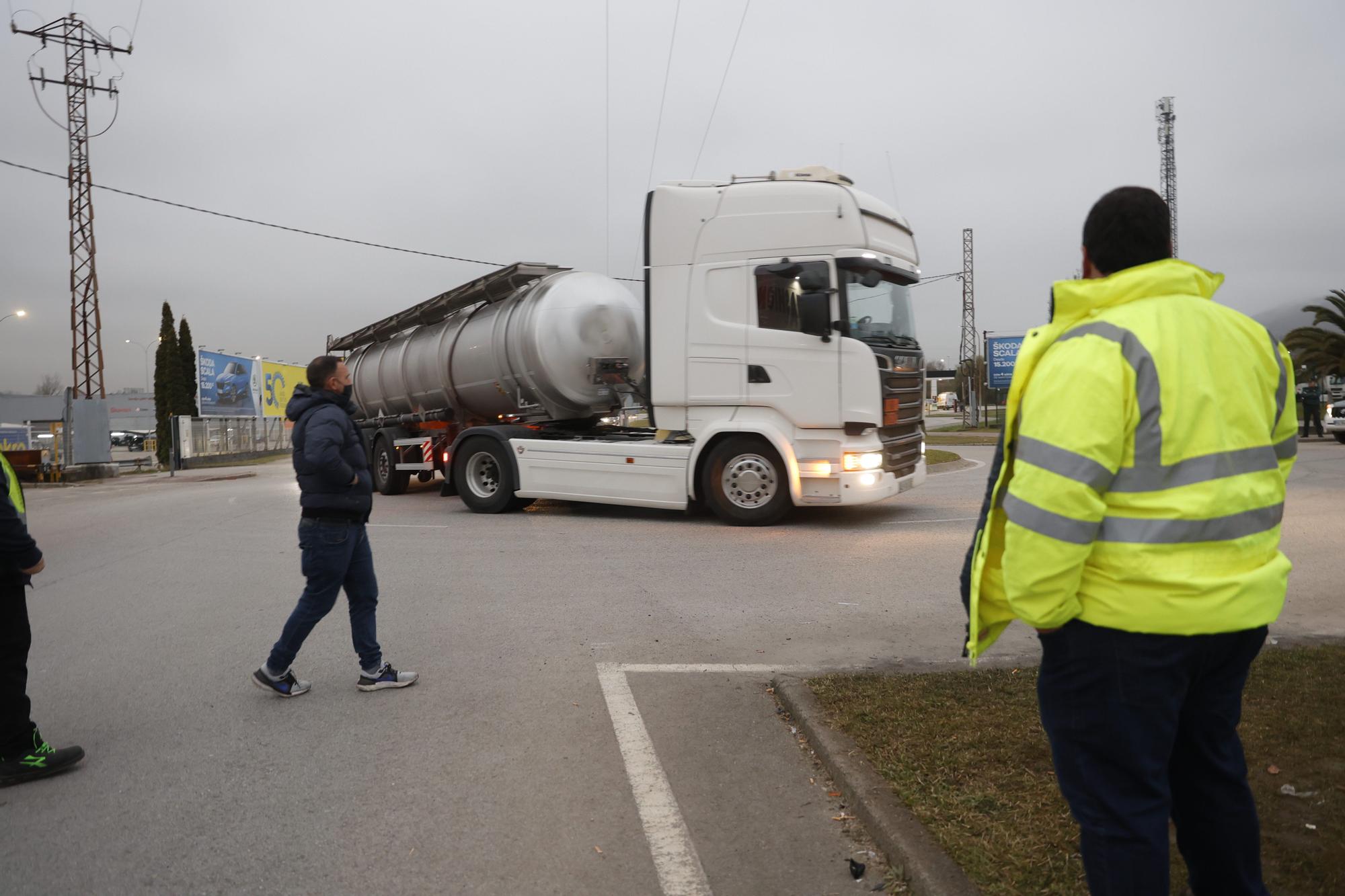 EN IMÁGENES: así está siendo el paro del transporte en Asturias