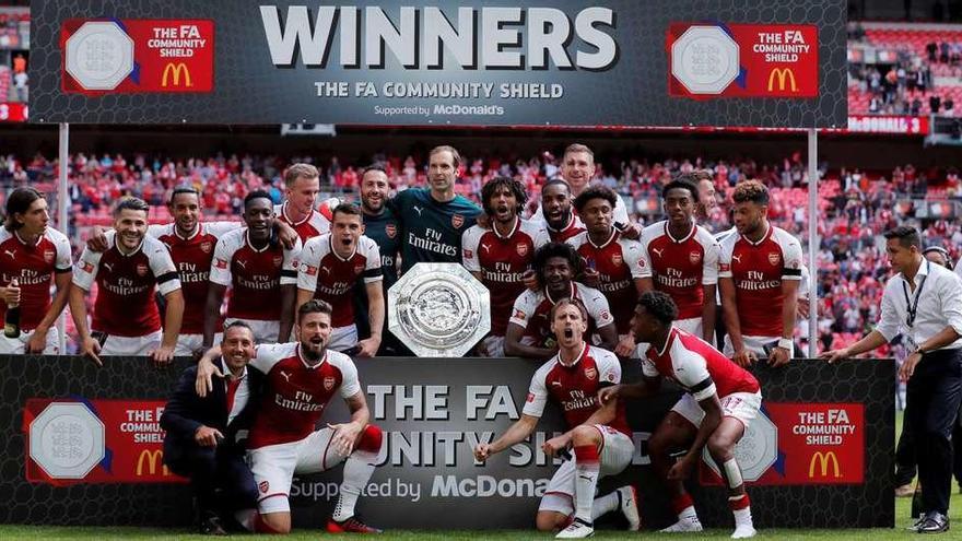 Los jugadores del Arsenal celebran el primer título de la temporada sobre el césped de Wembley.