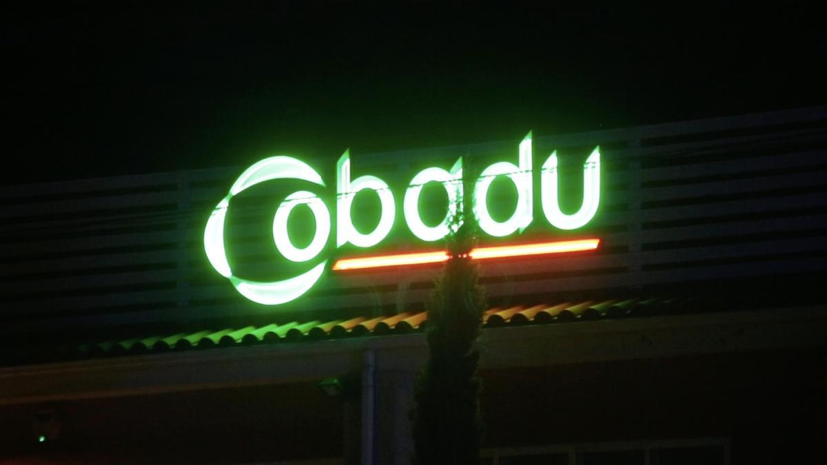 Rótulo luminoso de Cobadu.