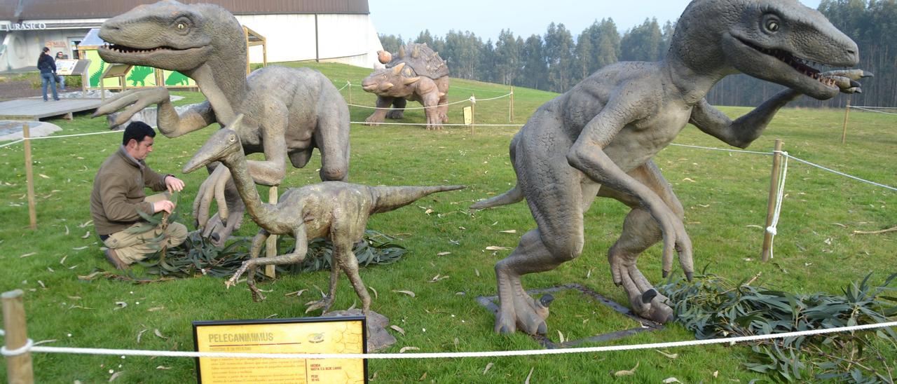 Maquetas de dinosaurios en el exterior del Muja.