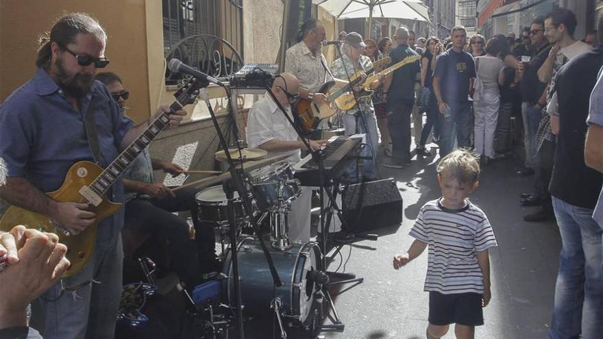 La calle Moret de Cáceres da la bienvenida al blues con una paellada y un concierto