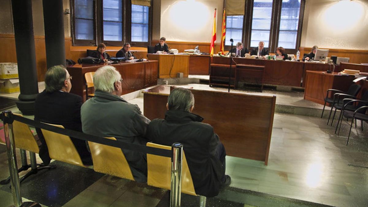 De izquierda a derecha, los tres expresidentes de FGC en el banquillo de la Audiencia de Barcelona Antoni Herce, Enric Roig y Albert Vilalta, en el 2010.