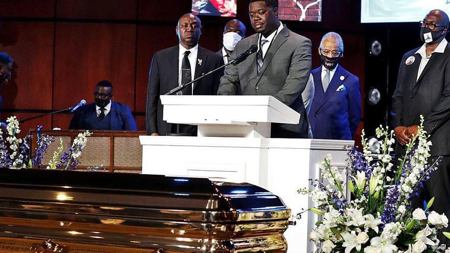 Asistentes al funeral por George Floyd en Minneapolis, la ciudad donde fue asesinado.