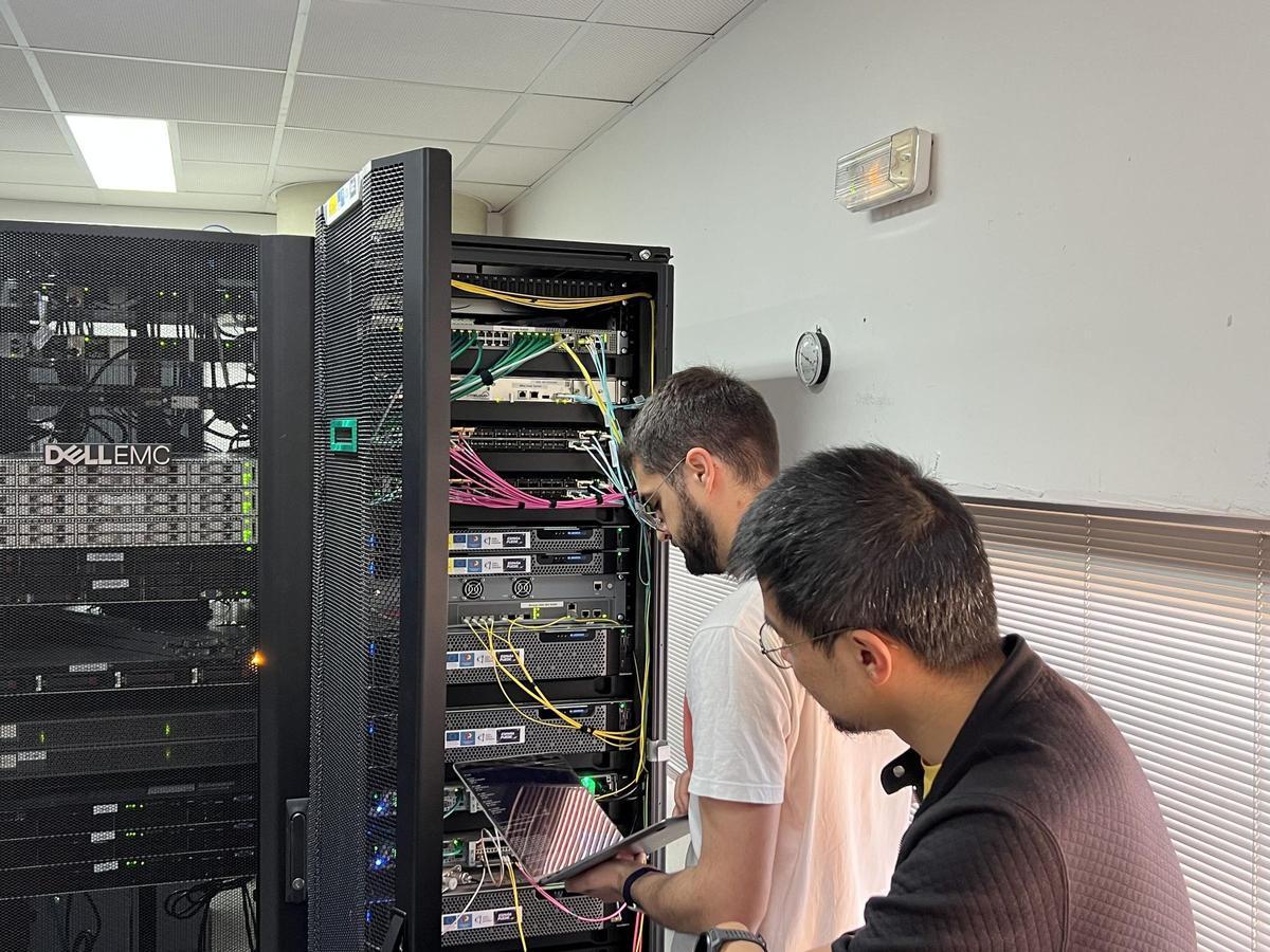 Investigadores del grupo Mobilenet trabajando con equipamiento de Pandora en la red 6G Openran, en la E.T.S de Ingeniería de Telecomunicación de la Universidad de Málaga.