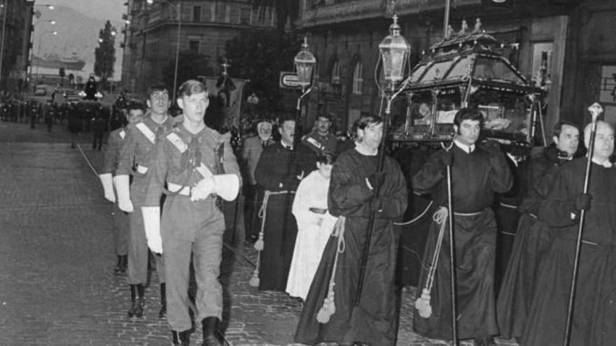 La procesión del santo Entierro a su paso por la calle Colón   // FdV