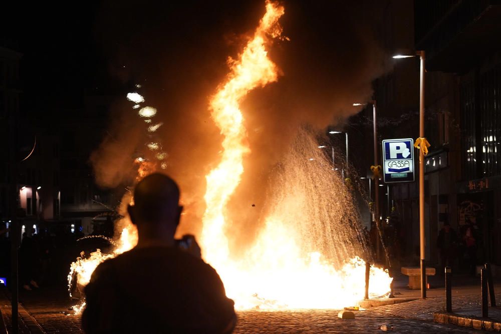 La marxa dels CDRs a Girona acaba amb enfrontaments amb la policia i contenidors cremats