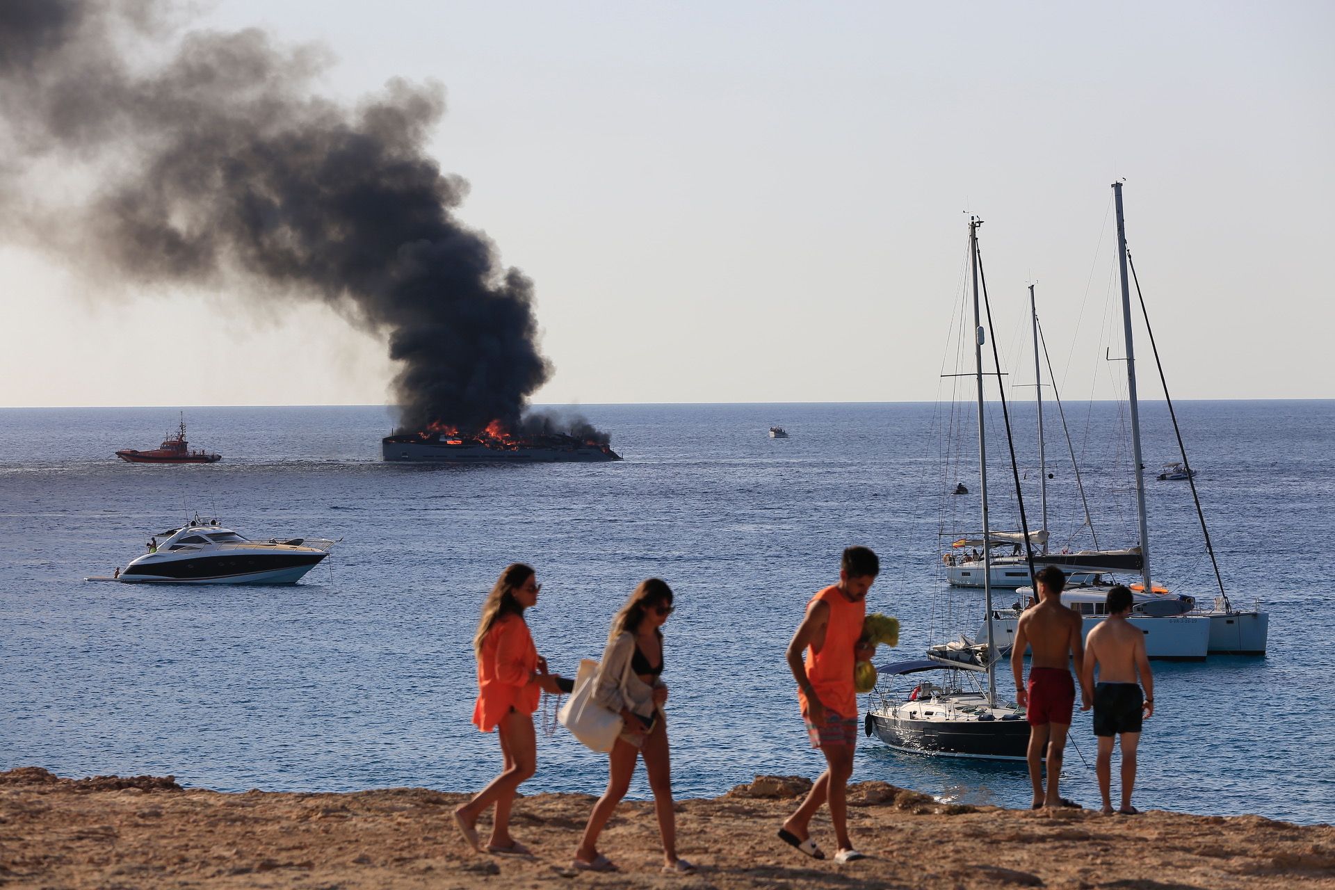 Arde un yate de unos 40 metros de eslora en Formentera.