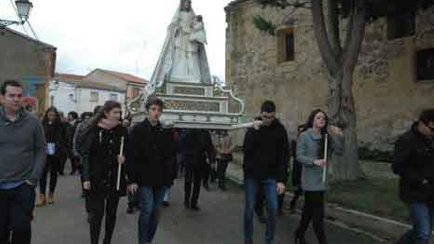 Los quintos de Venialbo sueltan palomas a la entrada de la iglesia. En otras secuencias procesionan con la Virgen de las Candelas y cumplen con los rituales religiosos.