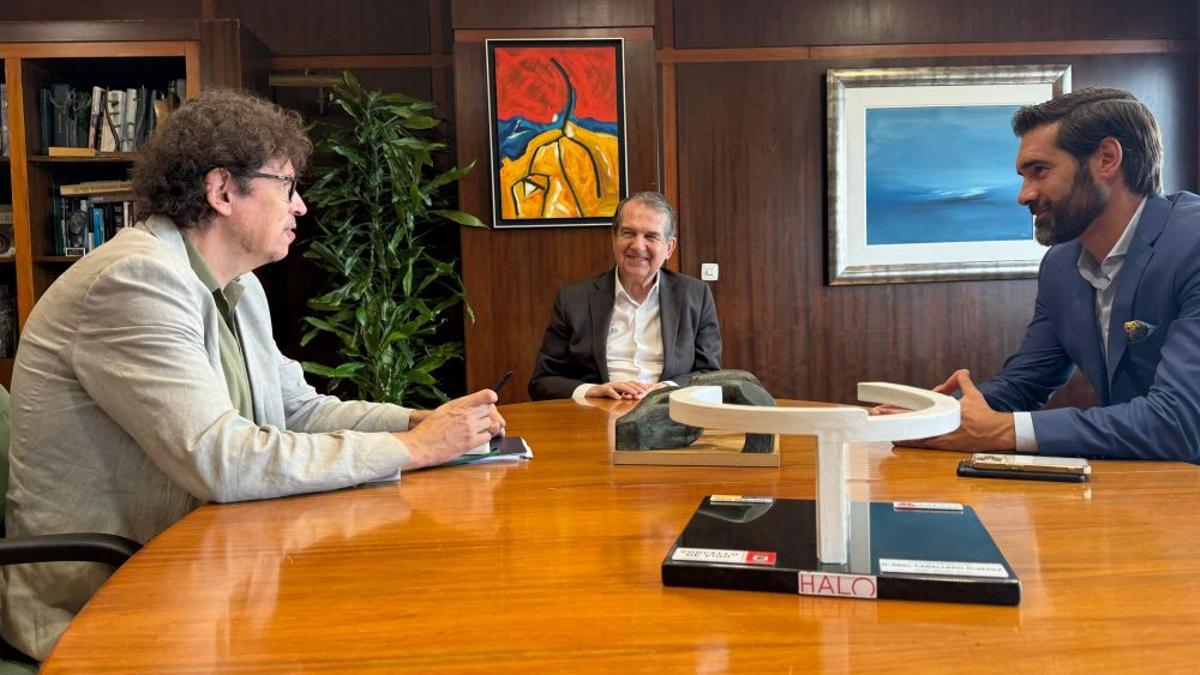 Rubén González, Abel Caballero y Gorka Gómez durante su reunión.