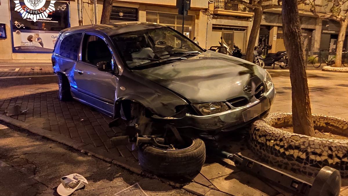 Imagen del estado en el que quedó el coche tras estrellarse en la plaza del Real.