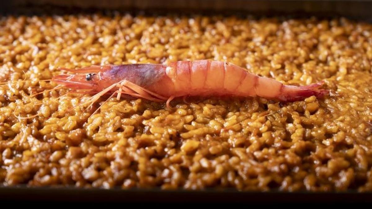 Arroz 'en llauna' de carabinero del restaurante Eldelmar de los hermanos Torres, en el Balcón Gastronómico del Port Olímpic.