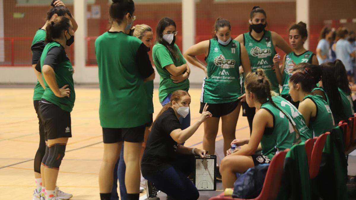 Inma Maestre, entrenadora de UCB, da instrucciones en un tiempo muerto.