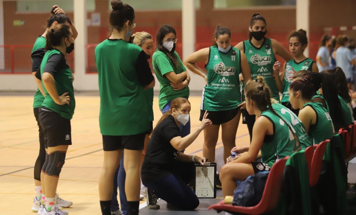 Inma Maestre, entrenadora de UCB, da instrucciones en un tiempo muerto.