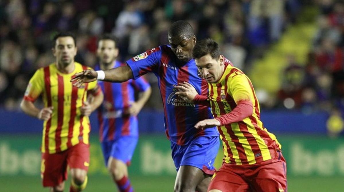 Leo Messi i Simao, en un moment del partit de Lliga jugat al Ciutat de València.