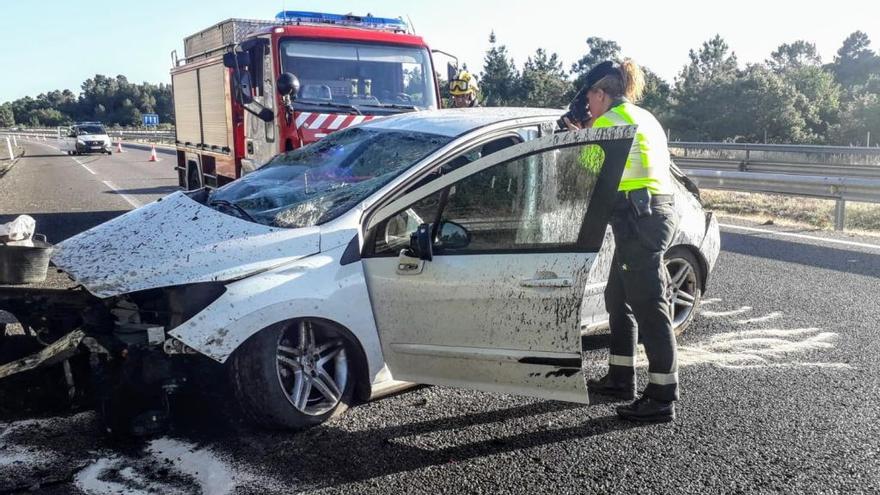 Uno de los vehículos accidentados. // FdV