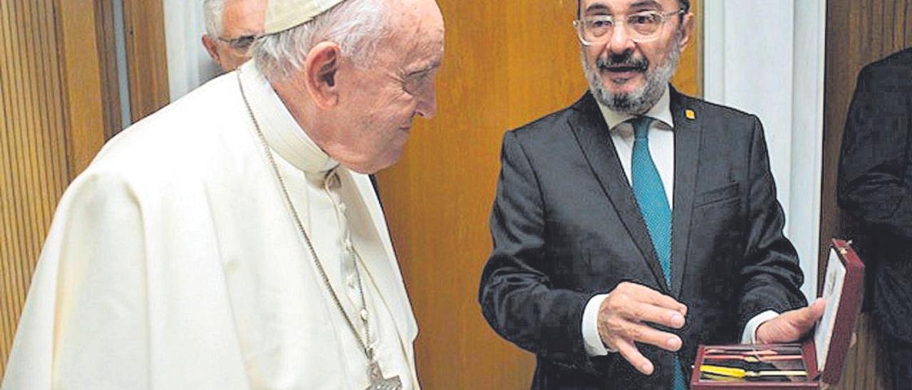 El presidente Lambán entrega al papa Francisco dos mancusos de oro.