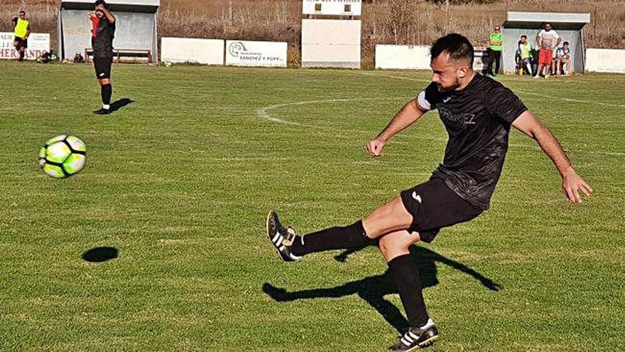 Un jugador del Venialbo patea el esférico durante el encuentro frente al Fuentesaúco.