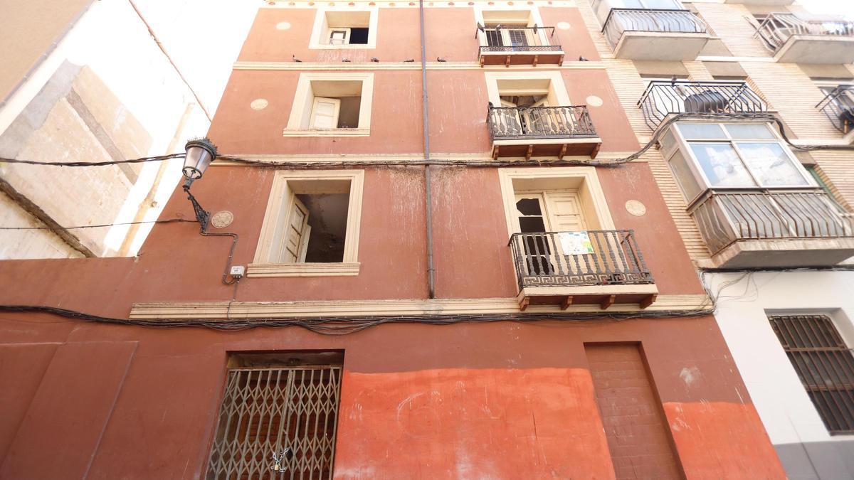 Fachada del edificio de Zamoray 13, que va a ser desalojado.