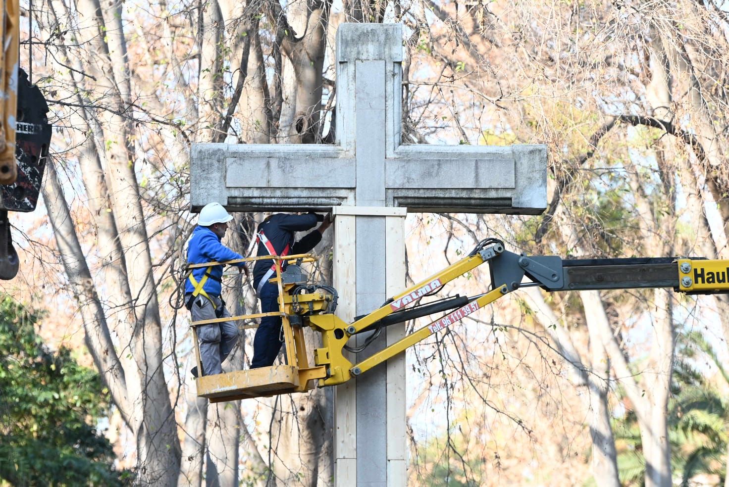 Todas las imágenes del 'Día D' la retirada de la cruz del Ribalta en Castelló