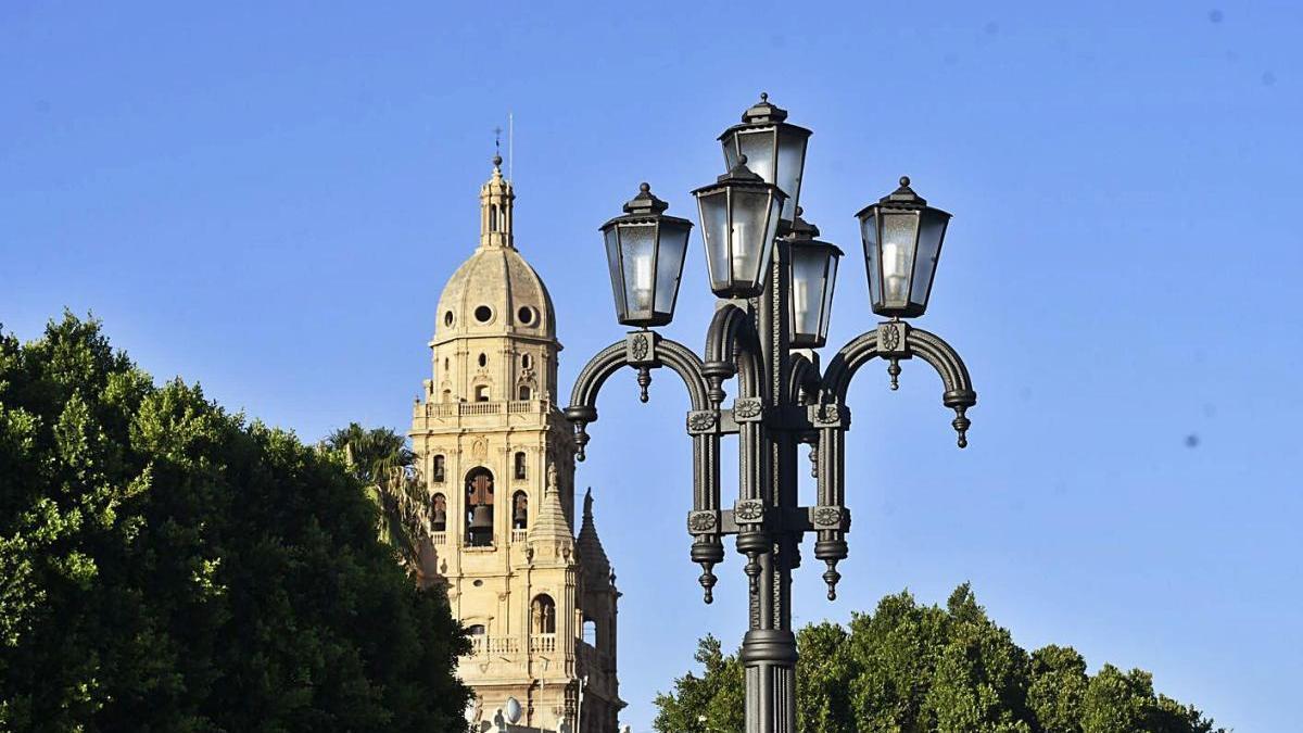 Farolas instaladas en el Puente de los Peligros de la capital murciana.