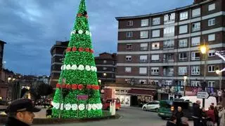 Una estela de luz recorre Corvera: así se ha vivido el encendido navideño en el concejo