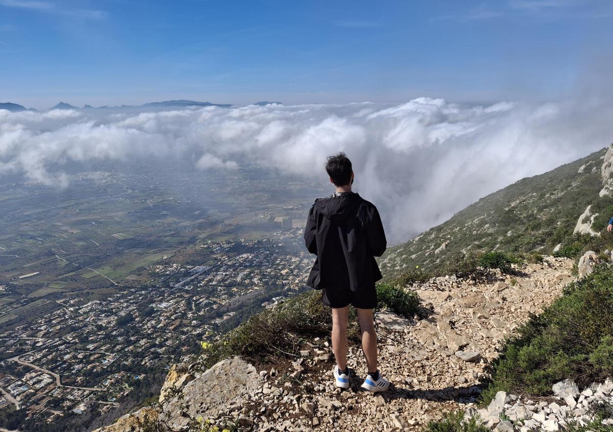 Un mar de nubes en el Montgó (imágenes)