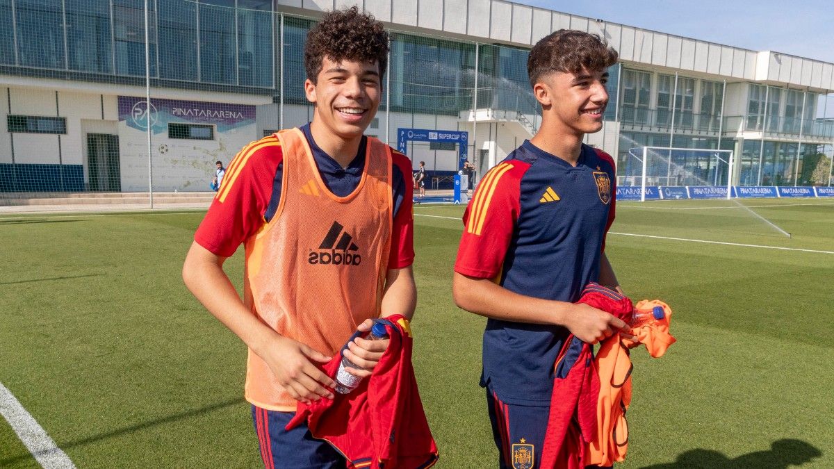 El jugador de la selección española de fútbol sub-15, Enzo Alves Vieira (i), hijo del ex jugador del Real Madrid Marcelo Vieira, junto a su compañeros Jairo Morilla, momentos antes del partido amistoso que han disputando contra la selección sub-15 de Japón