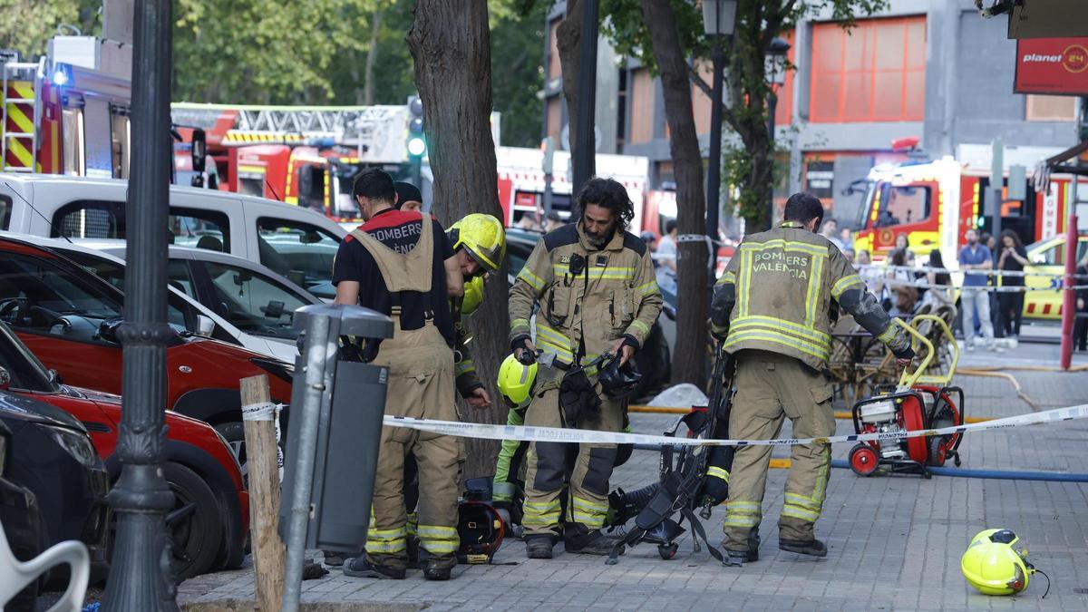 Los bomberos, en la zona del incendio