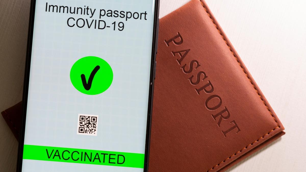 Un 'smartphone' con una aplicación de un pasaporte de inmunidad covid.